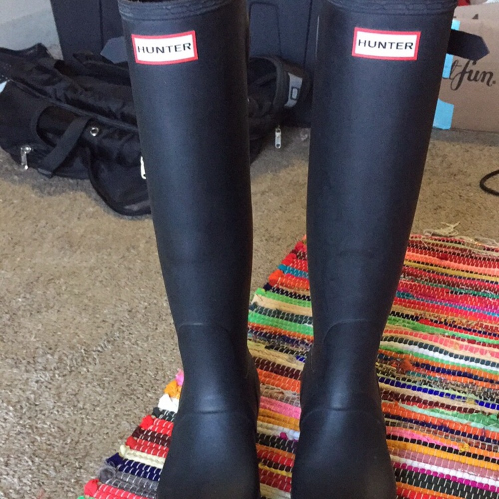 Hunter’s matte rain boots (wide calf)